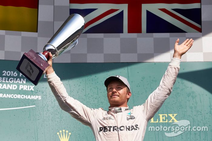 Podio: Ganador de la carrera Nico Rosberg, Mercedes AMG F1