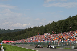 Romain Grosjean, Haas F1 Team VF-16 and Valtteri Bottas, Williams FW38 battle for position