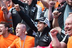 Sergio Pérez, Sahara Force India F1, fête sa troisième place avec son équipe