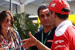 Juan Pablo Montoya, con su esposa Connie Montoya, y Marc Gene, Ferrari piloto de prueba