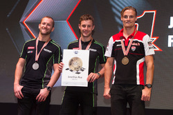Le podium du Championnat du monde Superbike 2016 : deuxième place pour Tom Sykes, Kawasaki; titre de Champion du monde pour Jonathan Rea, Kawasaki; et troisième place pour Chaz Davies, Ducati Team