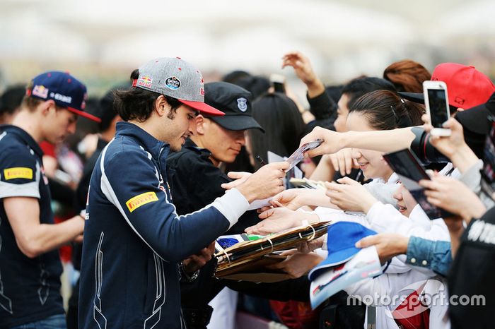 Carlos Sainz Jr., Scuderia Toro Rosso firma de autógrafos para los fans
