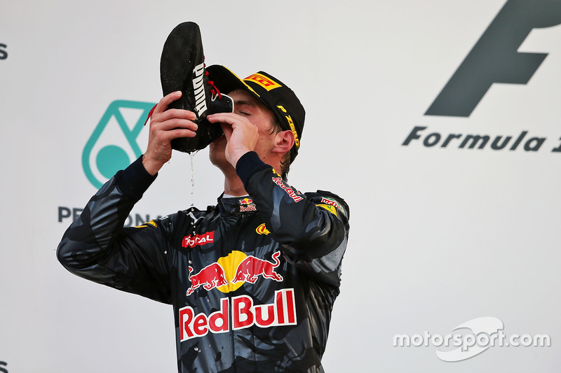 Max Verstappen, Red Bull Racing celebra su segundo puesto en el podio bebiendo champagne desde el la