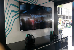 Cuffie nello stand Panasonic Jaguar Racing