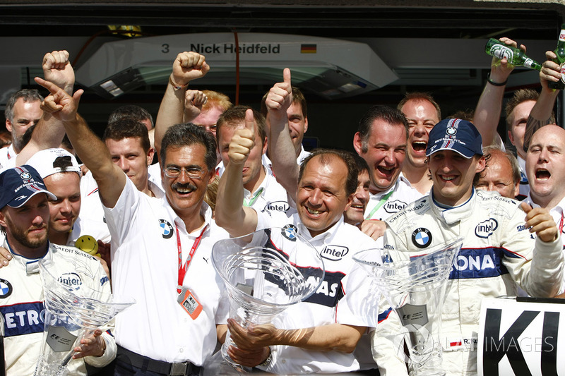 1. Robert Kubica, BMW Sauber; 2. Nick Heidfeld, BMW Sauber, mit Mario Theissen, Willy Rampf, und dem Team