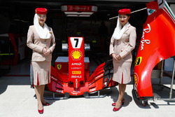Бортпроводницы авиакомпании Etihad у гаража Ferrari