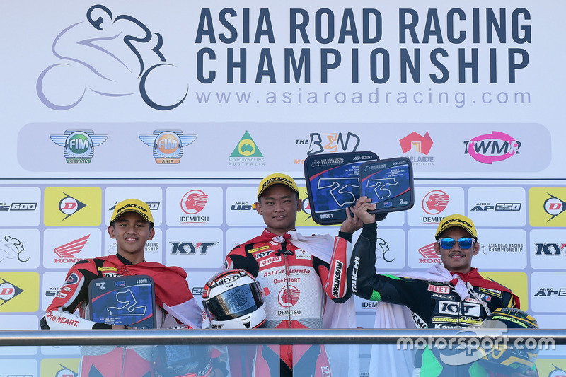 Podium AP250: Mario Suryo Aji, Rheza Danica, Astra Honda Racing Team dan AM Fadly, Manual Tech KYT Kawasaki Racing