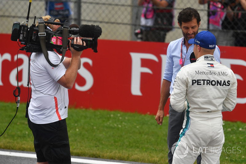 Valtteri Bottas, Mercedes-AMG F1 discute avec Mark Webber, dans le parc fermé