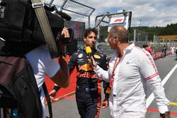 Daniel Ricciardo, Red Bull Racing discute avec Kai Ebel, présentateur RTL sur la grille