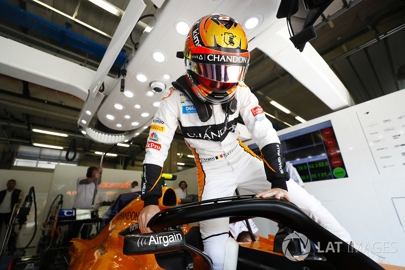 Stoffel Vandoorne, McLaren, monte dans son cockpit