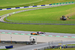 Stoffel Vandoorne, McLaren MCL33 et Esteban Ocon, Force India VJM11