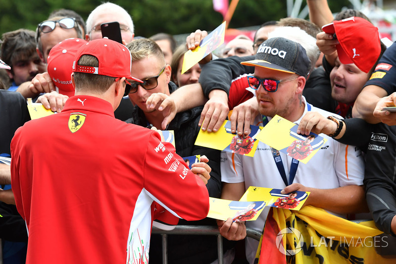 Kimi Raikkonen, Ferrari signs autographs for the fans