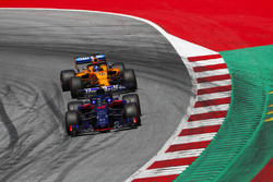 Brendon Hartley, Toro Rosso STR13, Fernando Alonso, McLaren MCL33