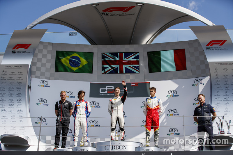 Podium : le deuxième, Pedro Piquet, Trident, le vainqueur Jake Hughes, ART Grand Prix, le troisième, Leonardo Pulcini, Campos Racing