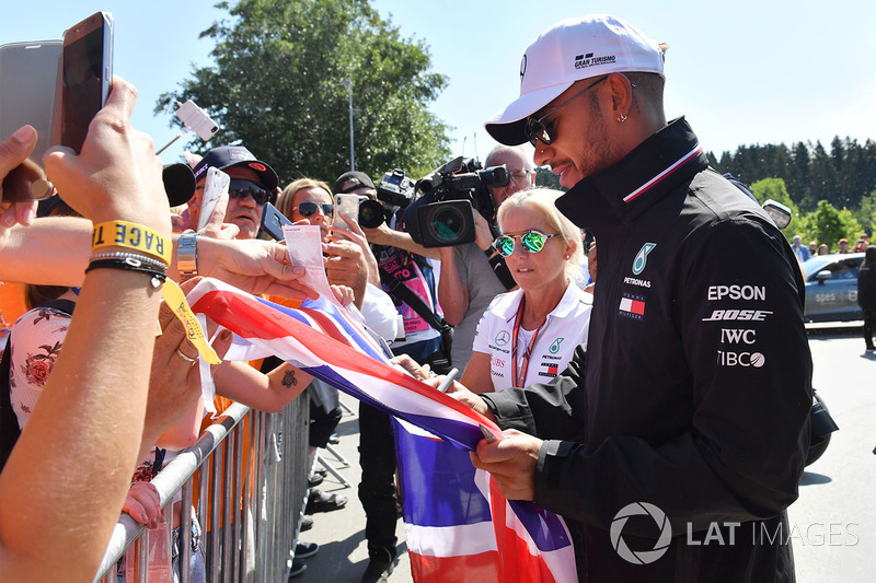 Lewis Hamilton, Mercedes-AMG F1 signe des autographes pour les fans