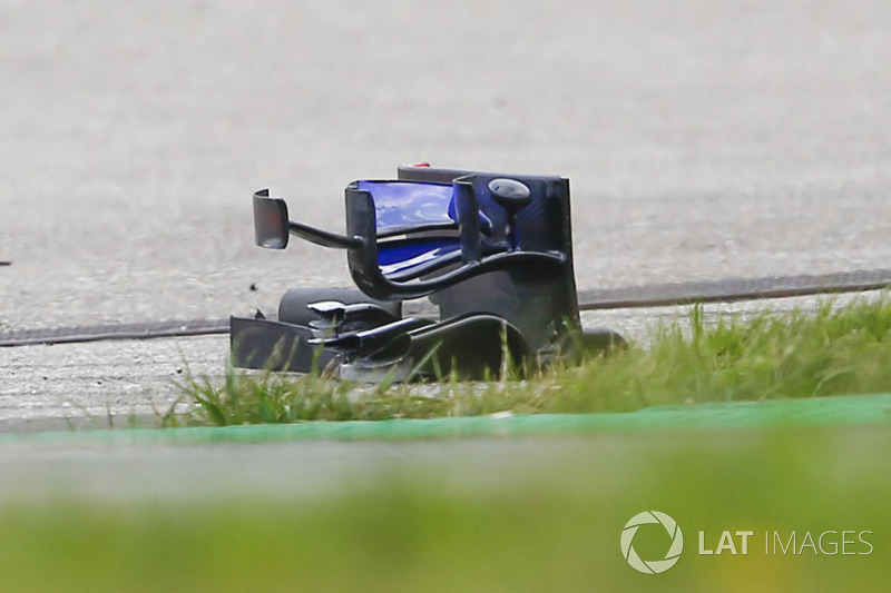 Débris de l'aileron avant de la monoplace de Brendon Hartley, Scuderia Toro Rosso STR13