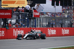 Lewis Hamilton, Mercedes AMG F1 W09, toma la bandera a cuadros