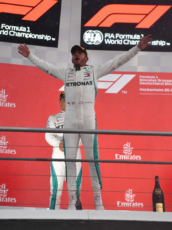 Le vainqueur Lewis Hamilton, Mercedes-AMG F1 fête sa victoire sur le podium