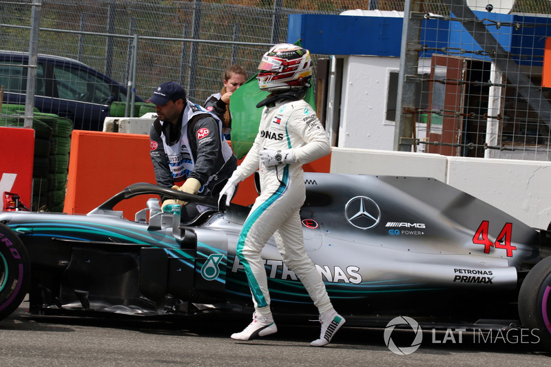 Lewis Hamilton, Mercedes-AMG F1 W09 stops on track and pushes his car