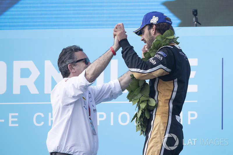 Alejandro Agag, PDG de la Formule E, et Jean-Eric Vergne, Techeetah. sur le podium