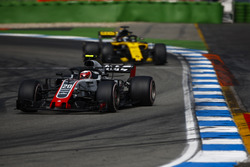 Kevin Magnussen, Haas F1 Team VF-18, leads Nico Hulkenberg, Renault Sport F1 Team R.S. 18