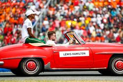 Lewis Hamilton, Mercedes AMG F1, tijdens de rijdersparade