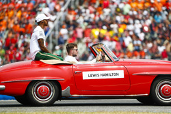 Lewis Hamilton, Mercedes AMG F1, nella drivers parade