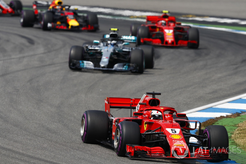 Sebastian Vettel, Ferrari SF71H, por delante de Valtteri Bottas, Mercedes AMG F1 W09, y Kimi Raikkonen, Ferrari SF71H