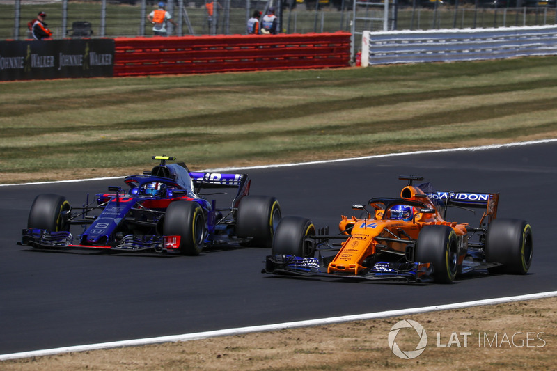 Pierre Gasly, Scuderia Toro Rosso STR13 and Fernando Alonso, McLaren MCL33