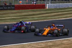 Pierre Gasly, Scuderia Toro Rosso STR13 et Fernando Alonso, McLaren MCL33
