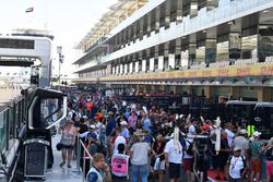 Des fans dans la voie des stands