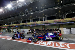 Photo d'équipe de la Scuderia Toro Rosso avec Pierre Gasly et Brendon Hartley