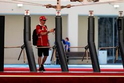 Kimi Raikkonen, Ferrari, à l'entrée du paddock