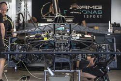 Автомобиль Mercedes AMG F1 W08 в гараже команды