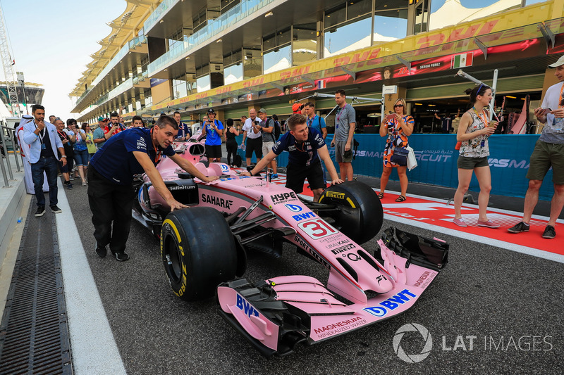 Fans observe Mechanics push the car of Esteban Ocon, Sahara Force India VJM10 in pitlane