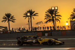 Carlos Sainz Jr., Renault Sport F1 Team RS17 lâche une gerbe d'étincelles
