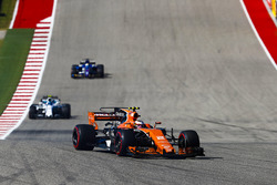 Stoffel Vandoorne, McLaren MCL32, Lance Stroll, Williams FW40