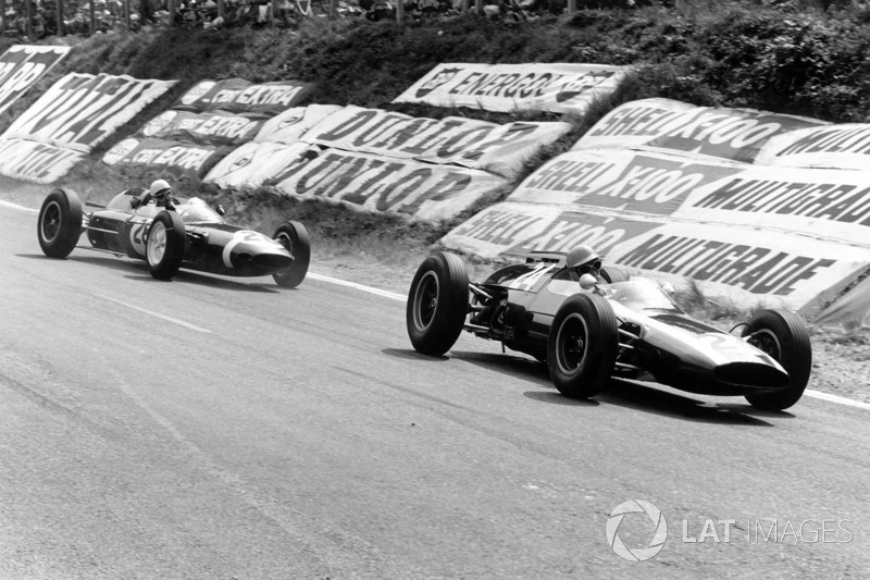 Tony Maggs, Cooper T60-Climax leads Maurice Trintignant, Lotus 24-Climax