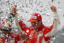 Le vainqueur et Champion du monde Kimi Raikkonen, Ferrari sur le podium