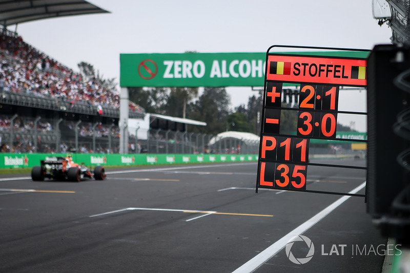 Le panneau des stands de Stoffel Vandoorne, McLaren MCL32