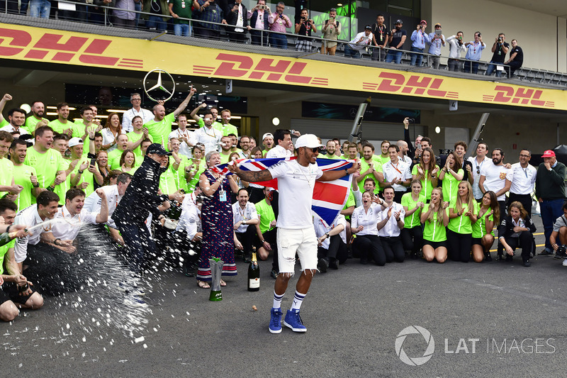 Le Champion du monde 2017 Lewis Hamilton, Mercedes AMG F1 fait la fête avec son équipe