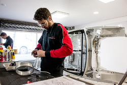 La Peugeot 306 Maxi en phase d'assemblage dans les ateliers du Sébastien Loeb Racing