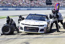 Brendan Gaughan, Beard Motorsports, Chevrolet Camaro Beard Oil Distributing / South Point Hotel & Casino, effettua un pit stop