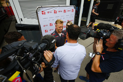 Kevin Magnussen, Haas F1 Team, parla con i media