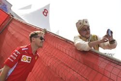 Sebastian Vettel, Ferrari posa per un selfie con dei fan