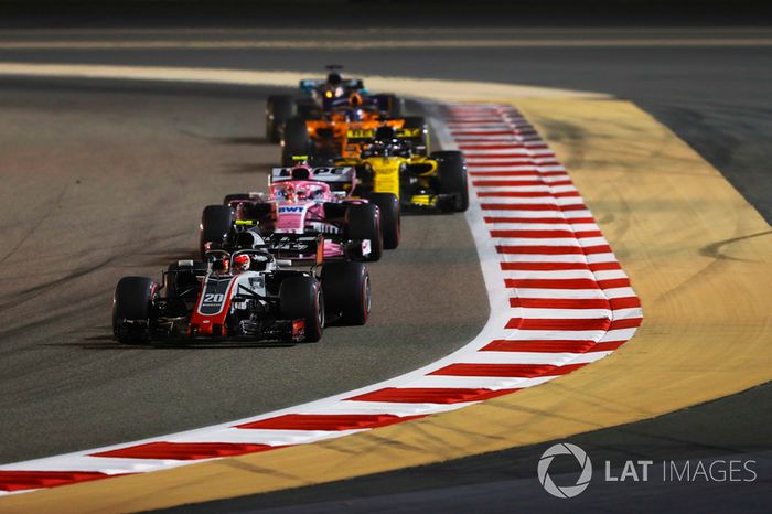 Kevin Magnussen, Haas F1 Team VF-18 Ferrari, lidera Sergio Perez, Force India VJM11 Mercedes, Nico Hulkenberg, Renault Sport F1 Team R.S. 18, Fernando Alonso, McLaren MCL33 Renault, y Lewis Hamilton, Mercedes AMG F1 W09