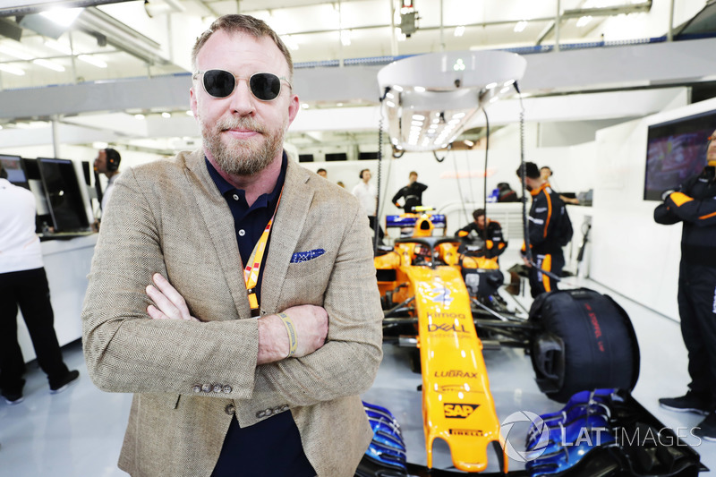 Guy Ritchie, director de cine, con el coche de Stoffel Vandoorne, McLaren MCL33 Renault