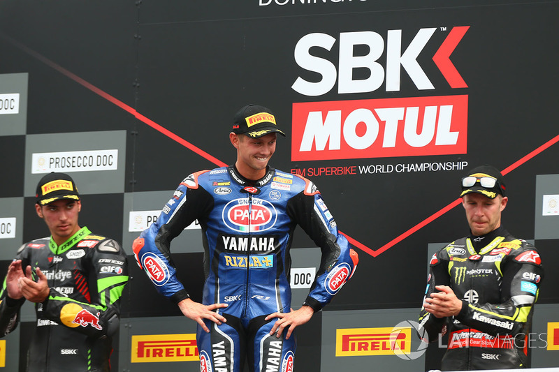 Podio: ganador de la carrera Michael van der Mark, Pata Yamaha, segundo lugar Toprak Razgatlioglu, Kawasaki Puccetti Racing, tercer lugar Jonathan Rea, Kawasaki Racing