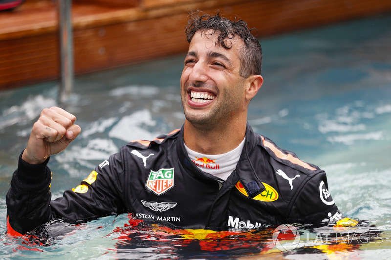 Daniel Ricciardo, Red Bull Racing, celebra la victoria en la piscina de la estación Red Bull Energy