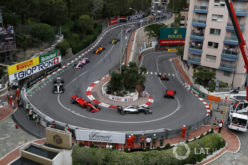 Daniel Ricciardo, Red Bull Racing RB14 memimpin start balapan